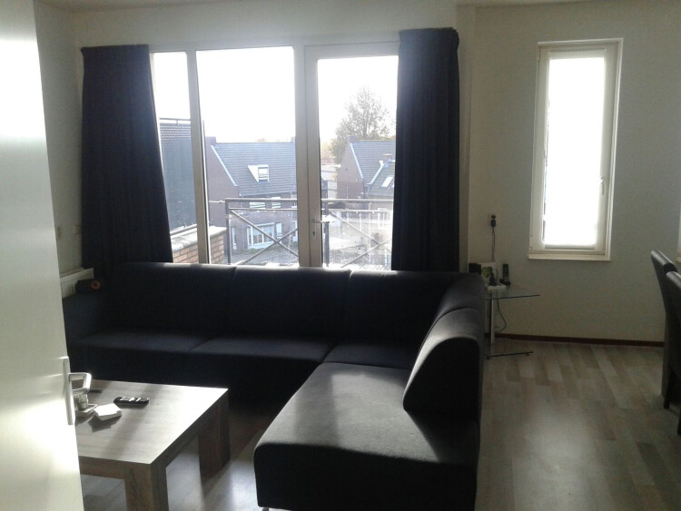 ander deel van living balkondeur achter de bank